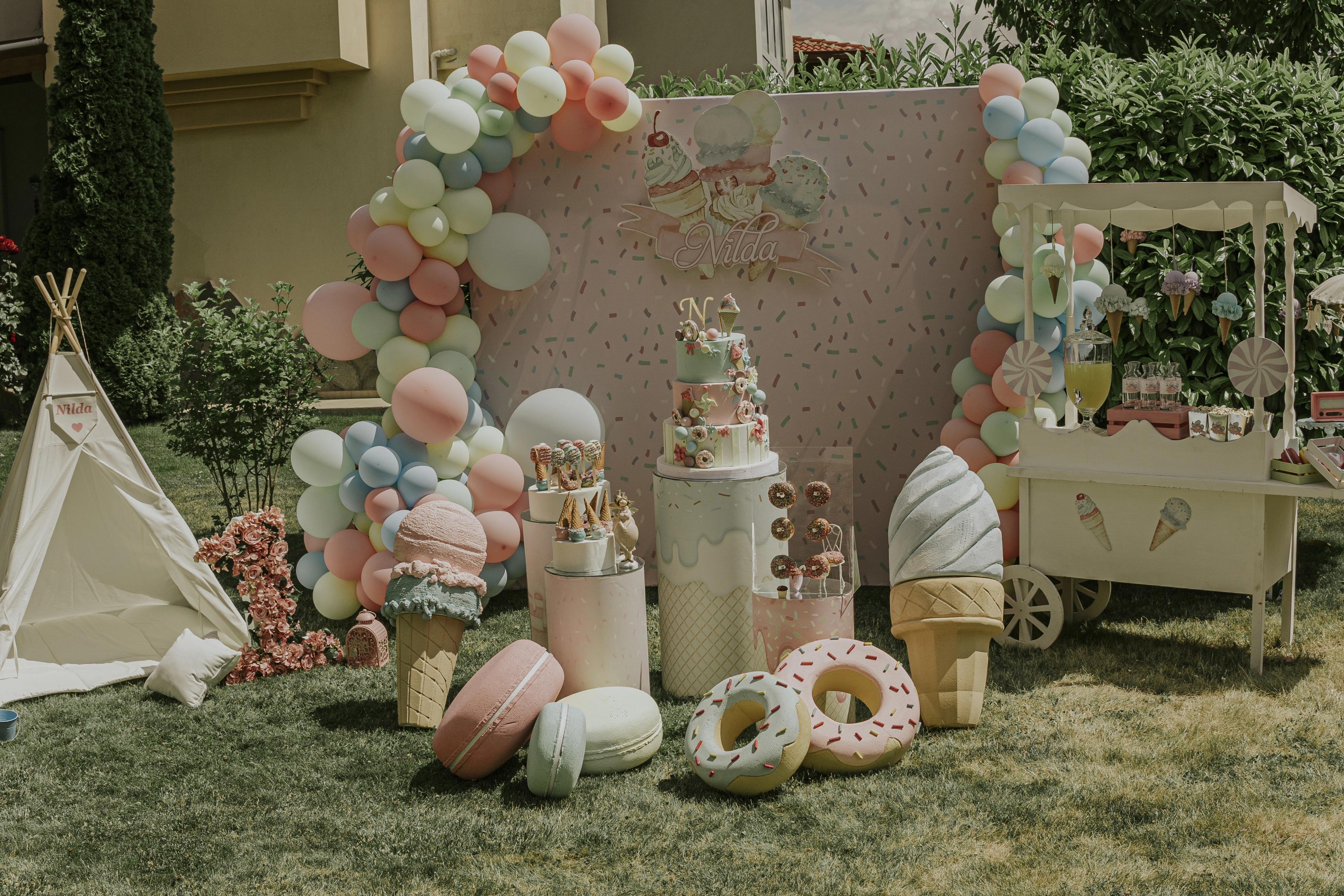 Garden décor with an ice cream cart and oversized sweet props