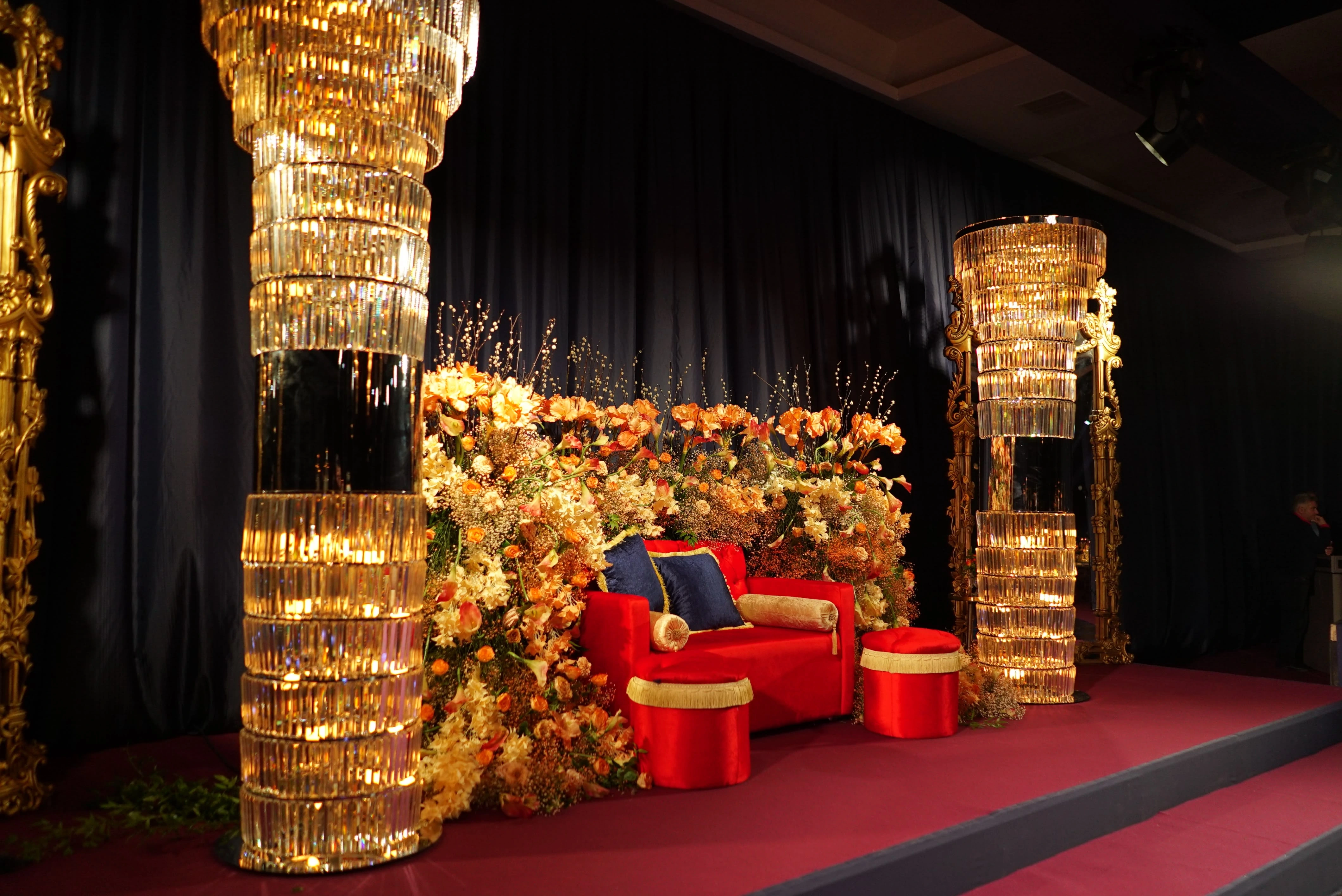 Nar Gecesi stage with crystal columns and orange flowers